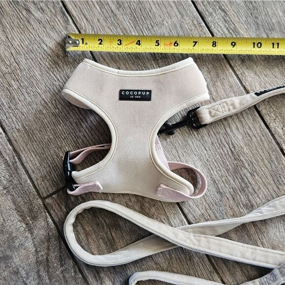 Cocopup Luxe Velvet Adjustable Neck Harness and Leash Set - Champagne Size XS - Picture 7 of 11